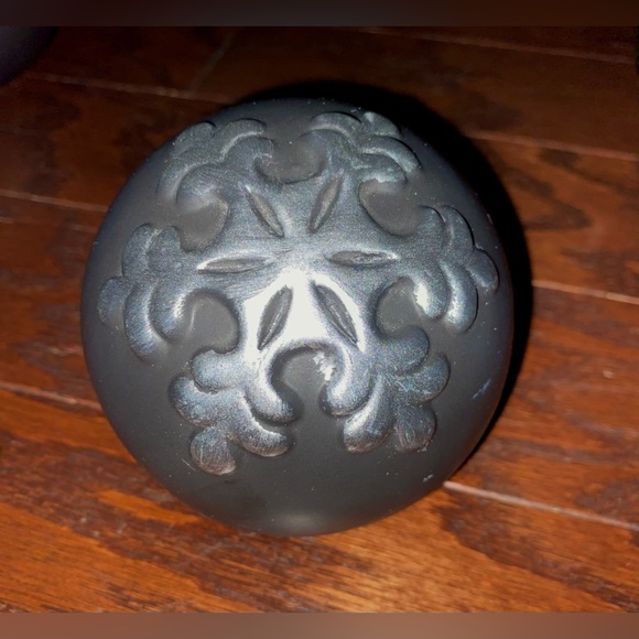 Christmas Ceramic Set of 
Snow Painted Black Decorative 5 Orbs and Silver Plate - Picture 7 of 12